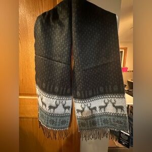🚨NWT🚨! D&Y Black and Gray Deer Pattern Scarf